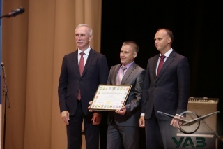 Работники УАЗ удостоены наград ко Дню промышленности