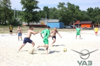 Пляжный спорт объединил молодежь УАЗ 