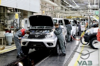 Ульяновский автомобильный завод возобновил выпуск автомобилей после новогодних каникул.