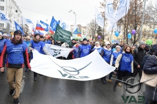 Сотрудники УАЗ вышли на праздничное шествие в День народного единства 